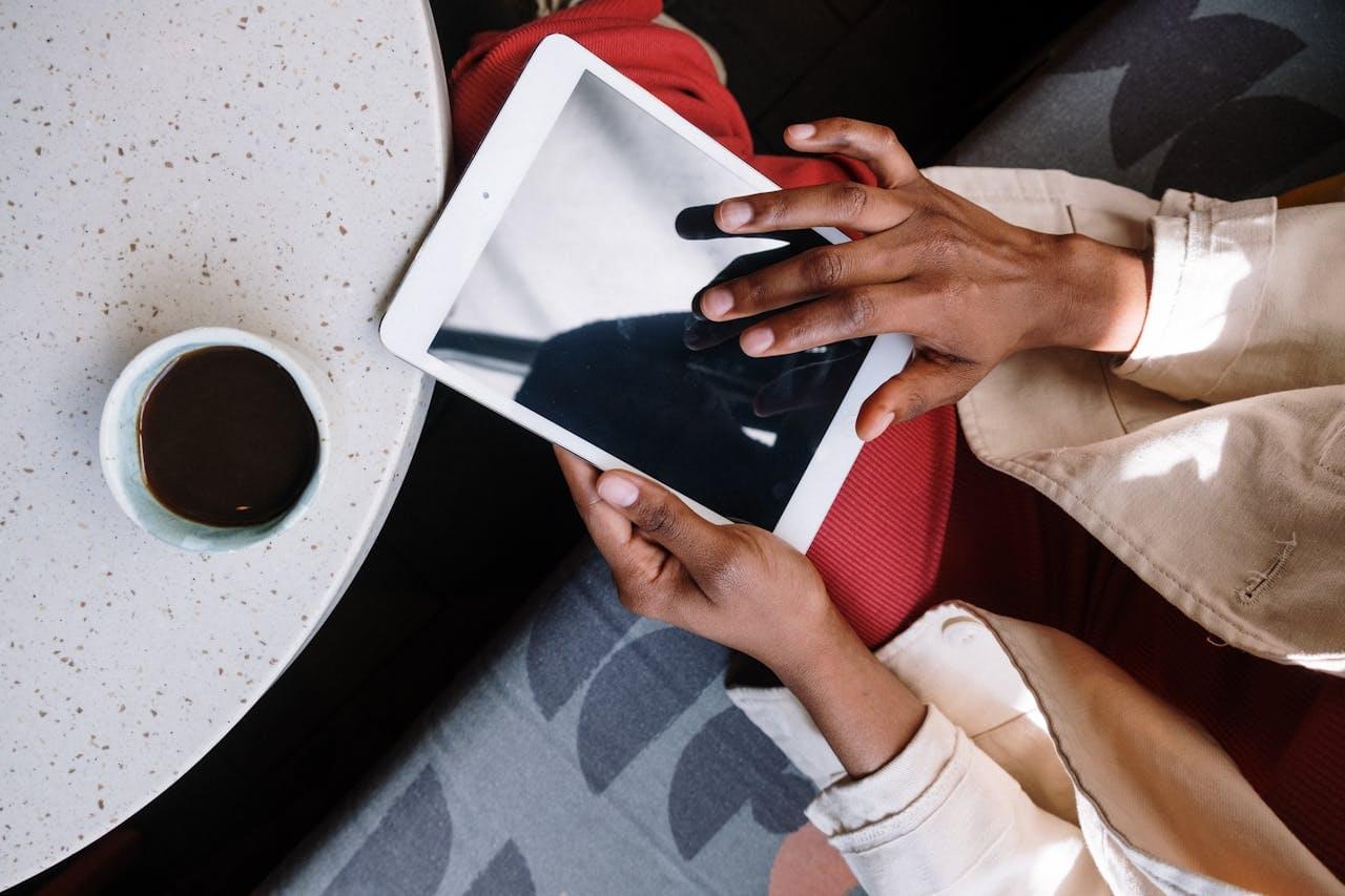 Работа с планшетом в кафе